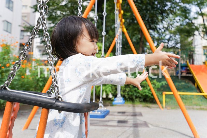 屋外で遊ぶ子供