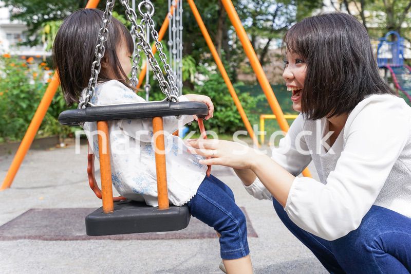 屋外で遊ぶ子供