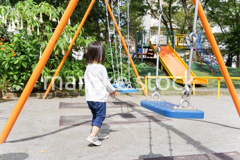 屋外で遊ぶ子供