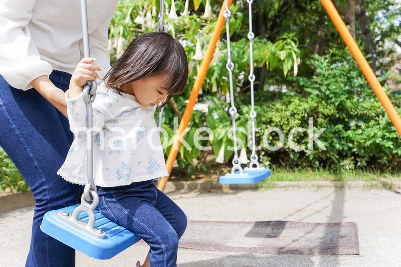 屋外で遊ぶ子供