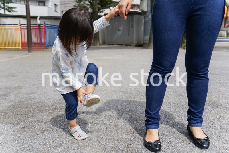 屋外で遊ぶ子供