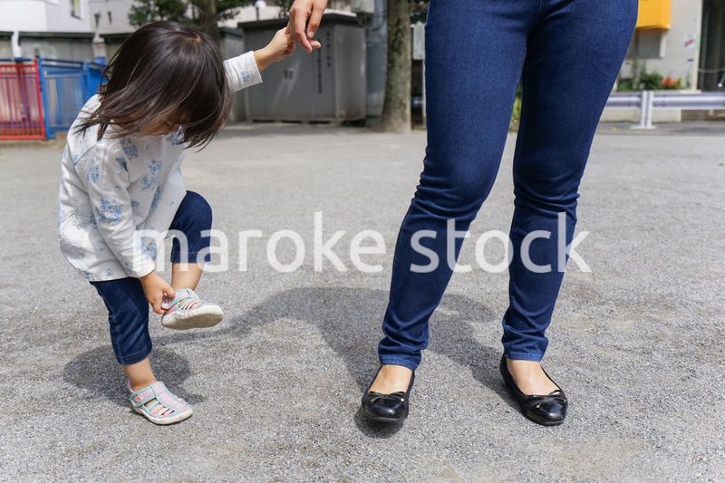 屋外で遊ぶ子供
