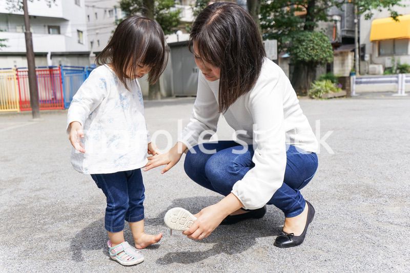 屋外で遊ぶ子供