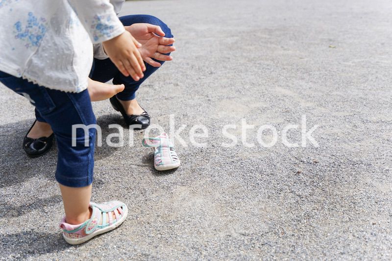 屋外で遊ぶ子供
