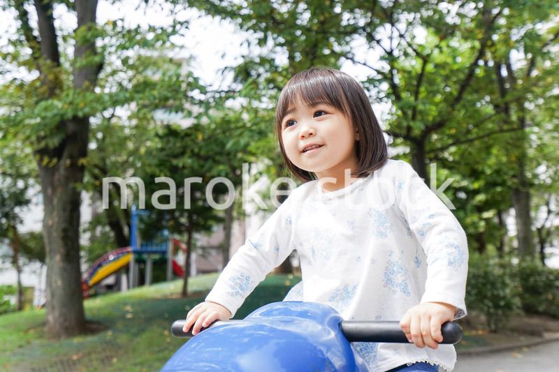 公園で一人で遊ぶ子ども