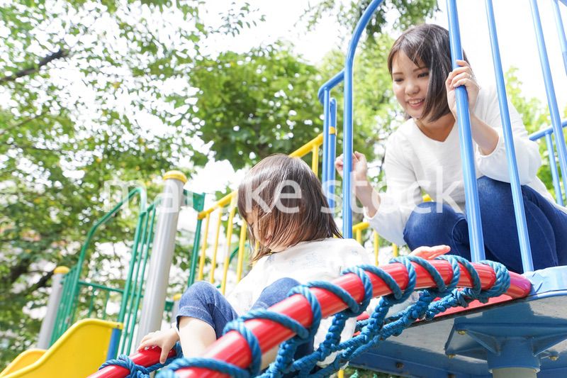 屋外で遊ぶ子供