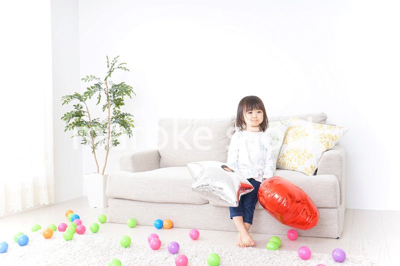 部屋で遊ぶ子ども