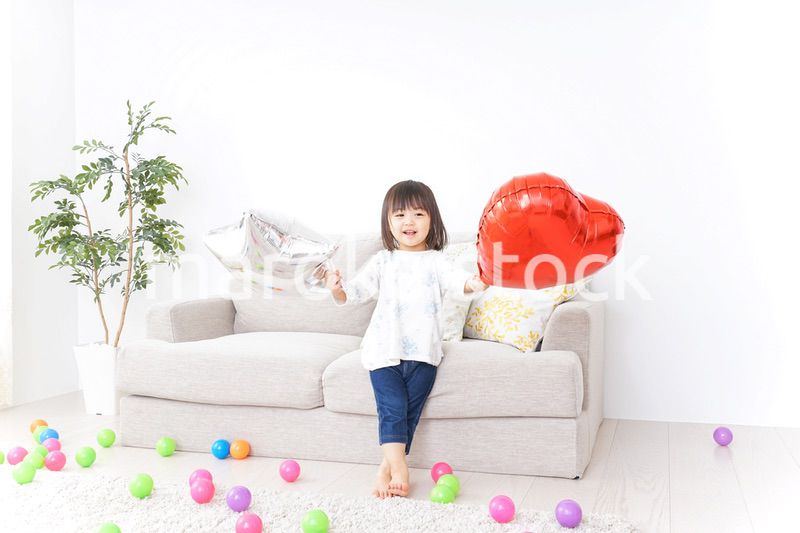 部屋で遊ぶ子ども