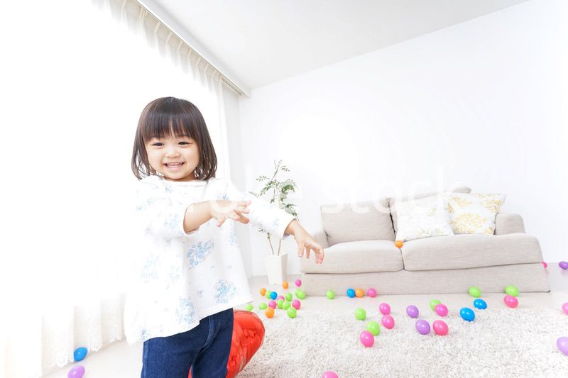 部屋で遊ぶ子ども