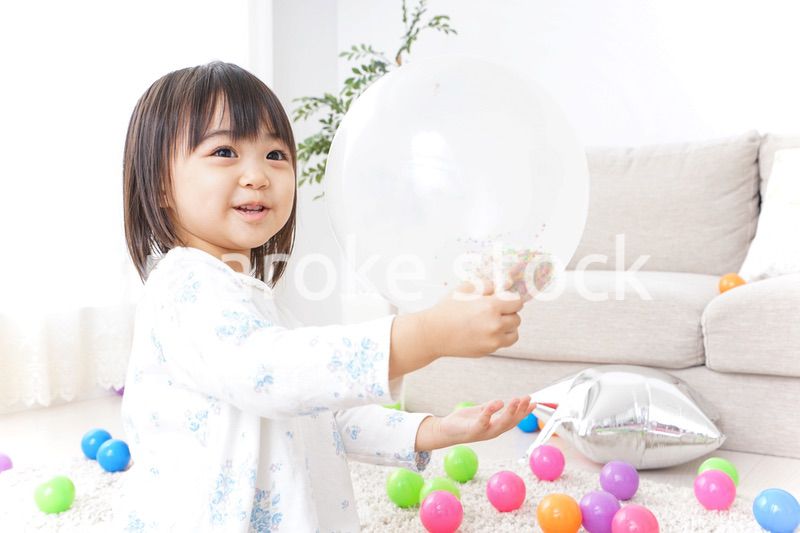 部屋で遊ぶ子ども