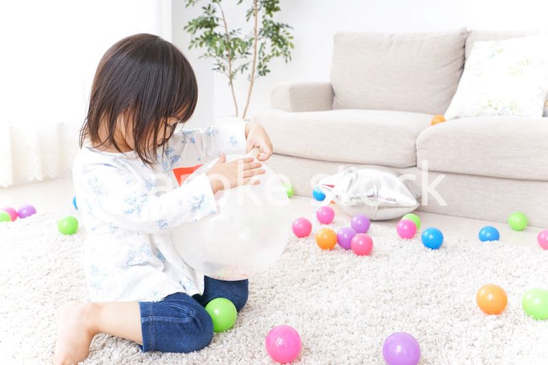 部屋で遊ぶ子ども