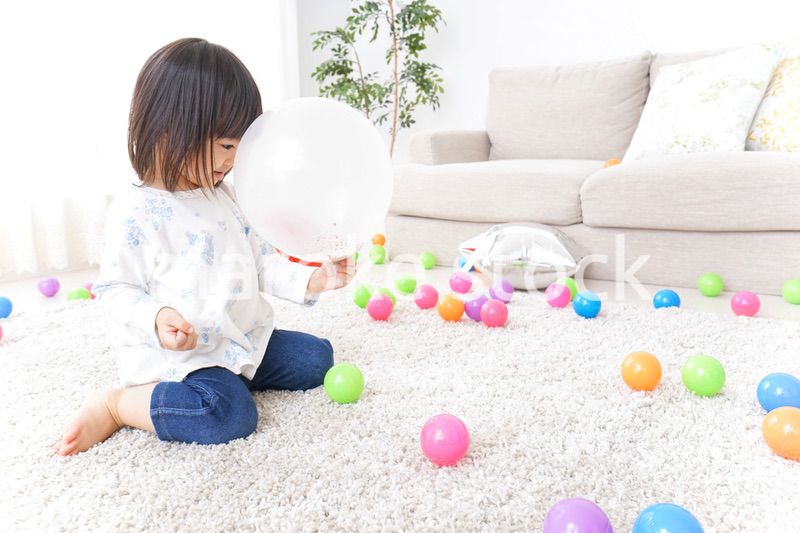 部屋で遊ぶ子ども