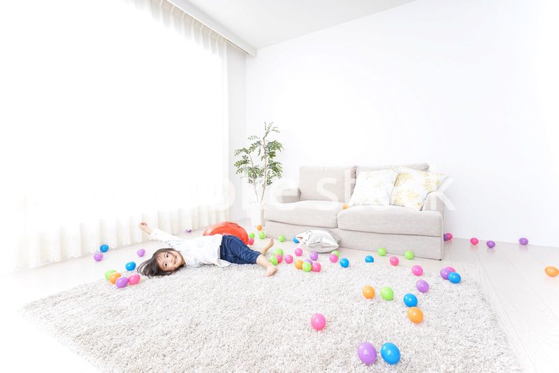 部屋で遊ぶ子ども
