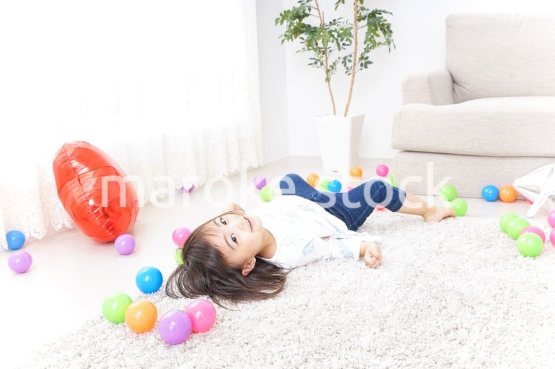 部屋で遊ぶ子ども