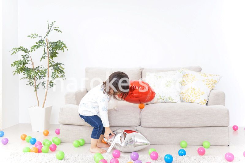 部屋で遊ぶ子ども