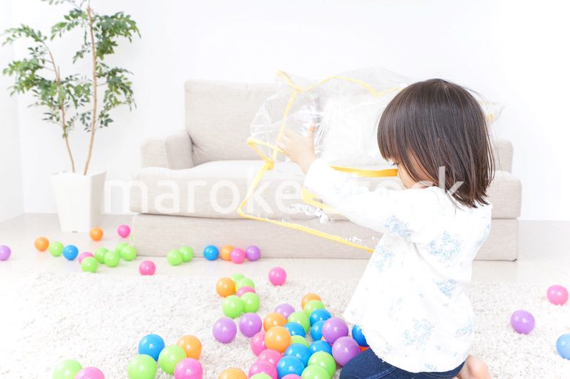 部屋で遊ぶ子ども