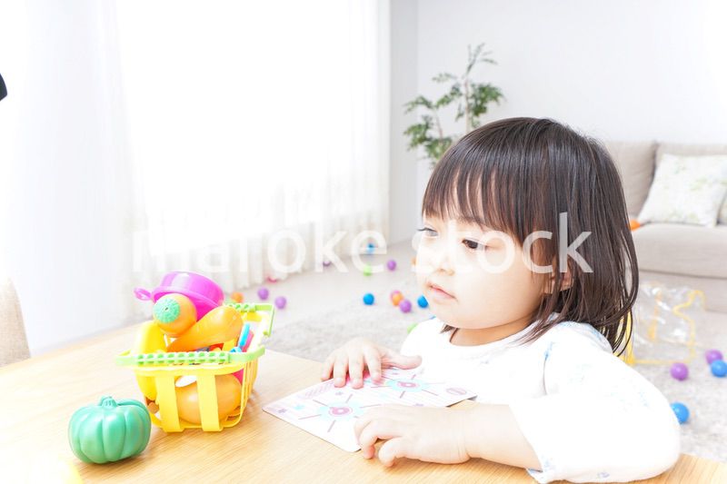 部屋で遊ぶ子ども