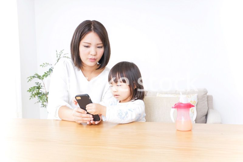 スマホを使う子ども