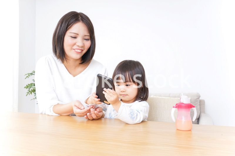 スマホを使う子ども