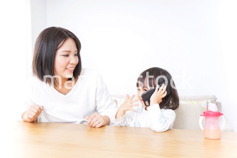 スマホを使う子ども