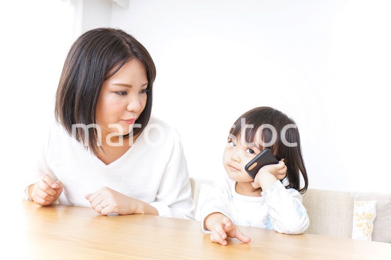 スマホを使う子ども