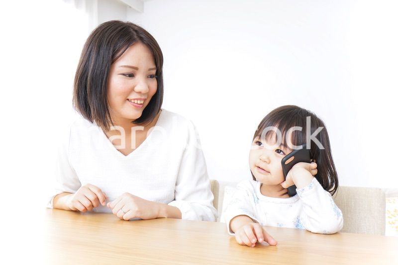 スマホを使う子ども