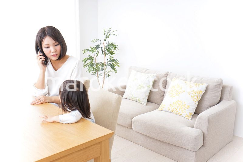 スマホを使う子ども