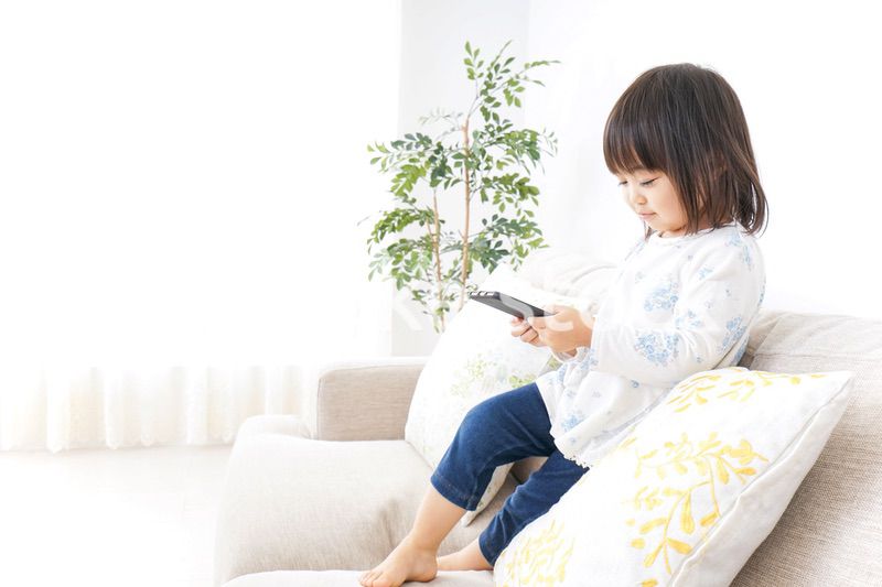 スマホを使う子ども
