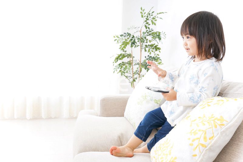 スマホを使う子ども