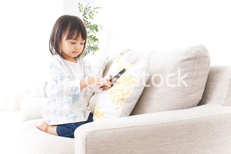 スマホを使う子ども