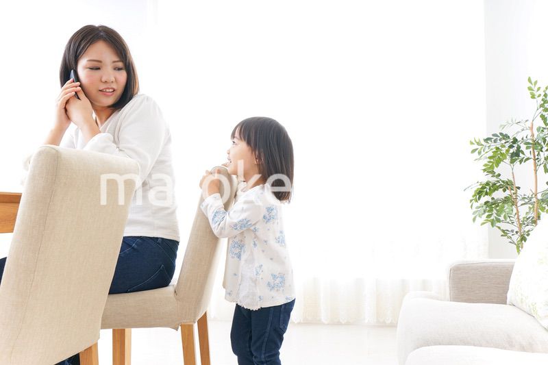 スマホを使う子ども