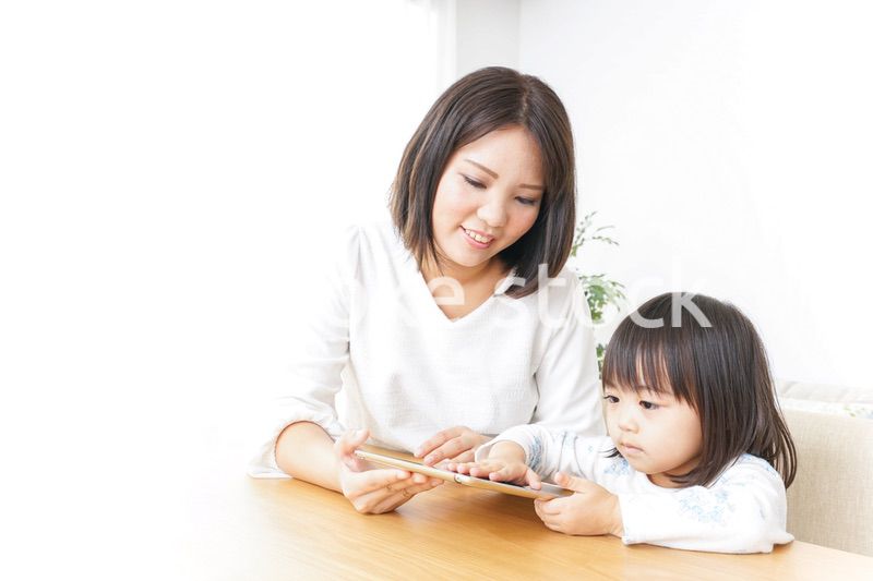 スマホを使う子ども