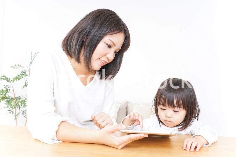 スマホを使う子ども