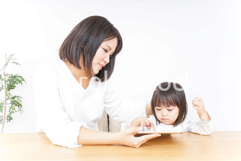 スマホを使う子ども