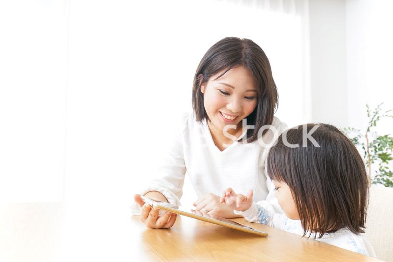 スマホを使う子ども