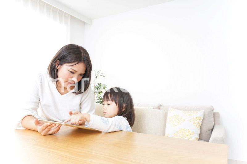 スマホを使う子ども