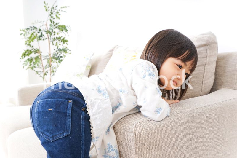 部屋で遊ぶ子ども