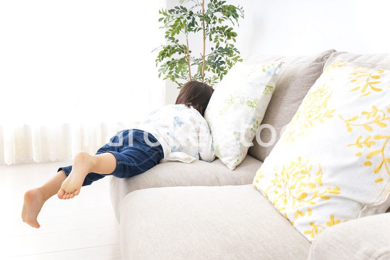 部屋で遊ぶ子ども