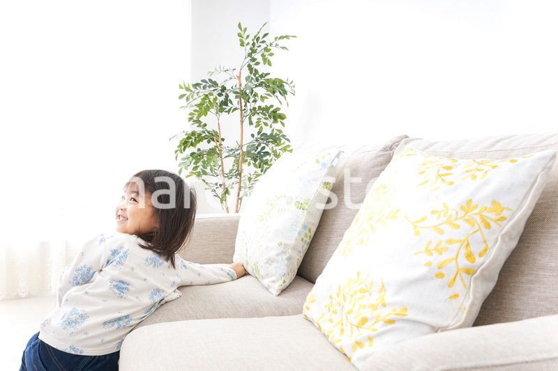 部屋で遊ぶ子ども