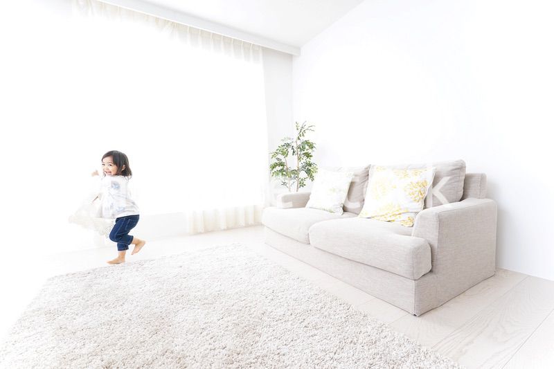 部屋で遊ぶ子ども