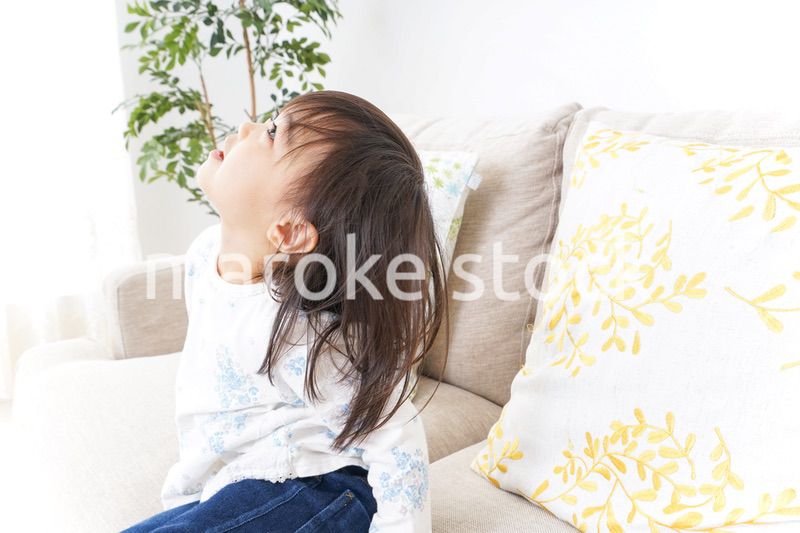 部屋で遊ぶ子ども