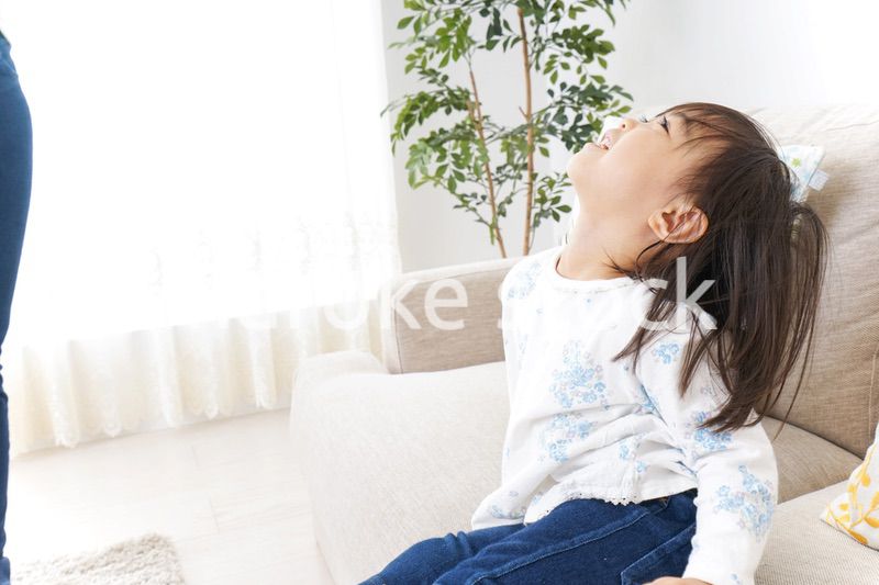 部屋で遊ぶ子ども