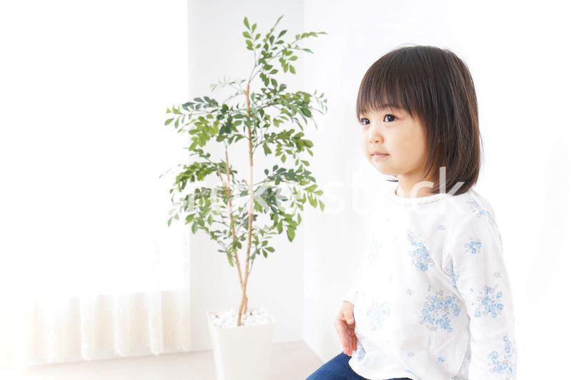 部屋で遊ぶ子ども