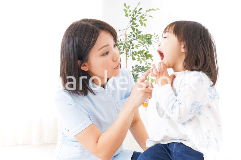 歯科治療を受ける子供