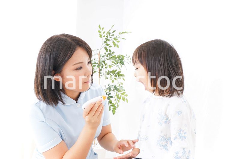 歯科治療を受ける子供