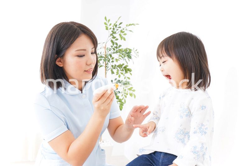 歯科治療を受ける子供