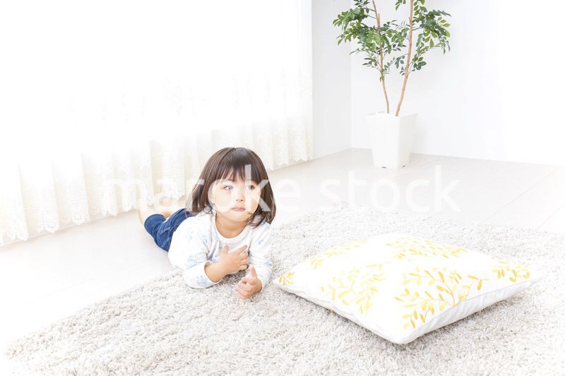 部屋で遊ぶ子ども