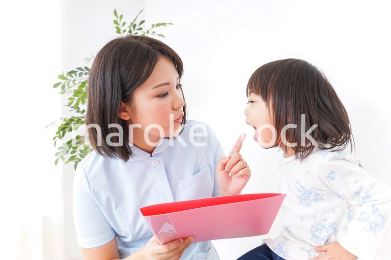 歯科治療を受ける子供