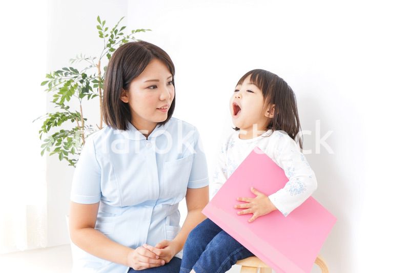 歯科治療を受ける子供