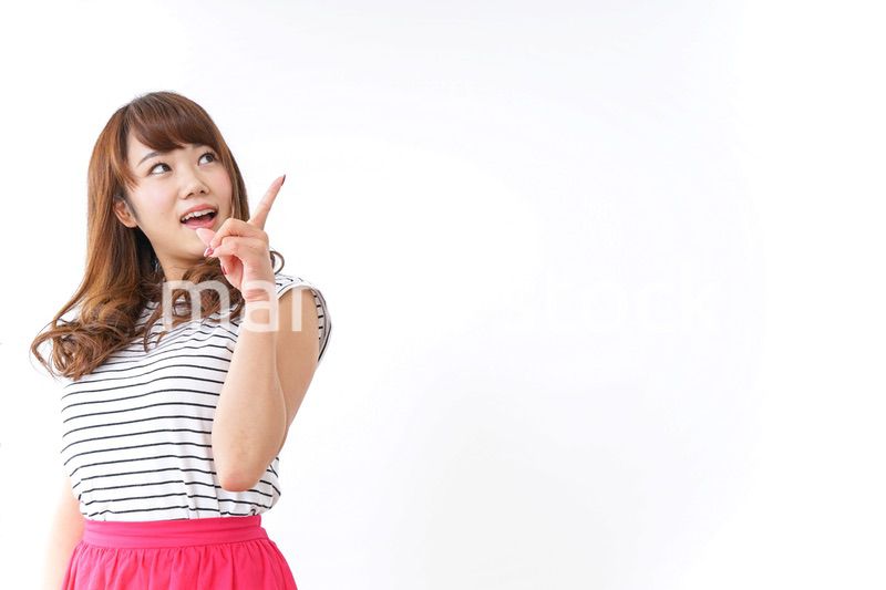指をさす女性